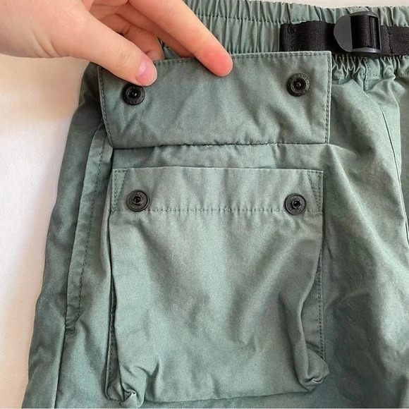 Aritzia TNA Cargo High Waisted Shorts Army Green Black Pocket Gorpcore XXS - Picture 4 of 10
